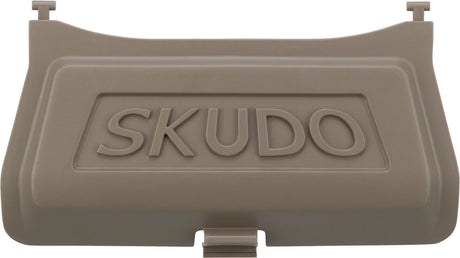 Braune Kunststoffabdeckung mit der Aufschrift "SKUDO" in der Mitte.