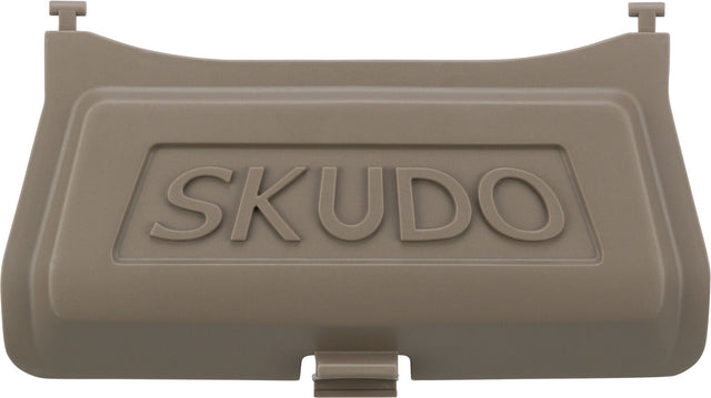 Braune Kunststoffabdeckung mit der Aufschrift "SKUDO" in der Mitte.