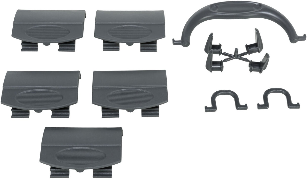Mehrere graue Kunststoffteile in verschiedenen Formen und Größen, darunter flache Clips und gebogene Elemente.
