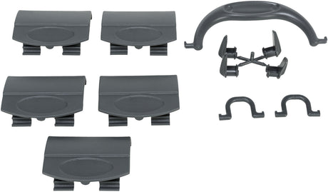 Mehrere graue Kunststoffteile in verschiedenen Formen und Größen, darunter flache Clips und gebogene Elemente.