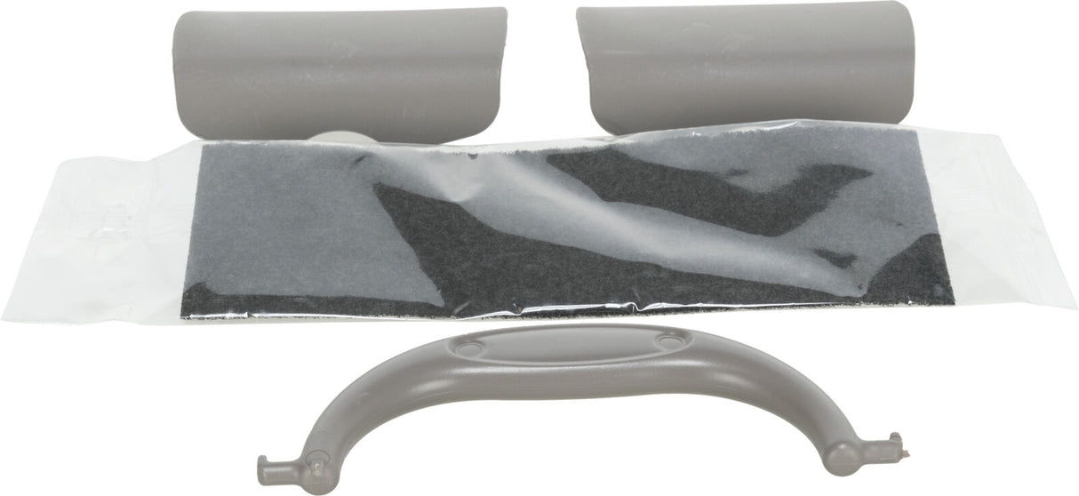 Grau-schwarzes Set mit Kunststoffteil, zwei grauen Rollen und einer schwarzen Matte in transparenter Verpackung.