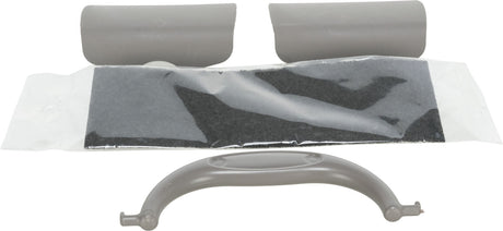 Grau-schwarzes Set mit Kunststoffteil, zwei grauen Rollen und einer schwarzen Matte in transparenter Verpackung.