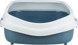 Grau-blaue Katzentoilette mit hoher weißer Umrandung, offen ohne Haube, von vorne fotografiert.