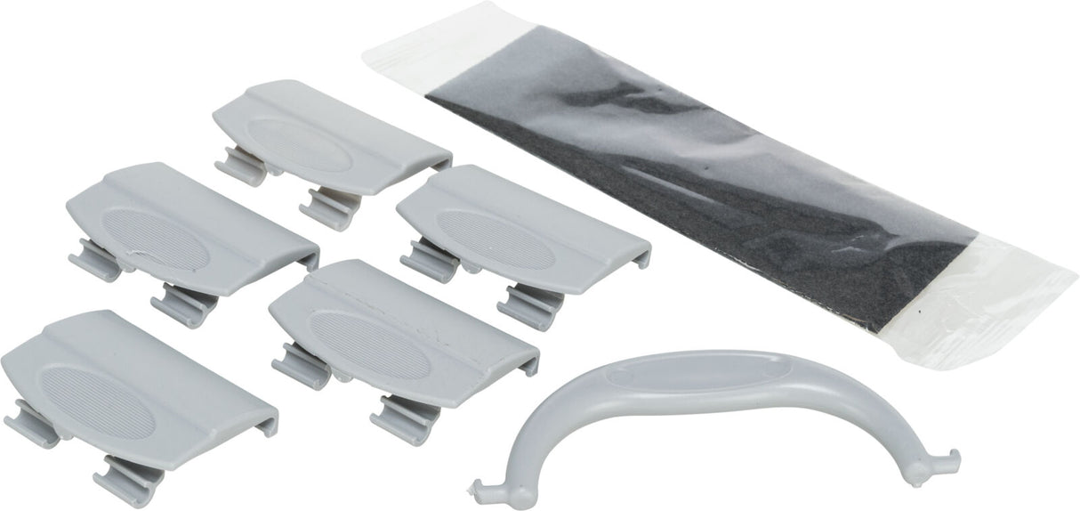 Sechs graue Plastikclips, ein gebogener Griff und eine schwarze Schaumstoffmatte in einer Plastiktasche.