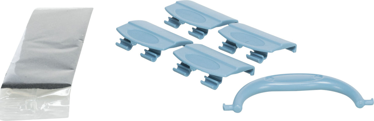 Sechs blaue Plastikclips und eine schwarze, rechteckige Platte sind auf einem weißen Hintergrund abgebildet.