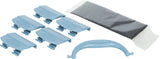 Sechs blaue Plastikclips mit gerippter Fläche und ein gebogener Griff neben einem schwarzen rechteckigen Beutel.