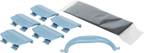 Sechs blaue Plastikclips mit gerippter Fläche und ein gebogener Griff neben einem schwarzen rechteckigen Beutel.