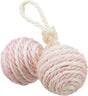 Zwei kugelförmige Bälle aus geflochtenem, zweifarbigem Seil in Rosa und Beige mit einer Schlaufe verbunden.