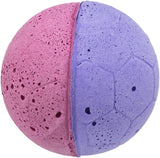 Kugel aus porösem Material, halb pink, halb lila, mit Oberflächenstrukturen und kleinen Löchern.