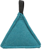 Dreieckiges, blaues Filzobjekt mit schwarzer Schlaufe oben.