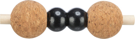 Zwei schwarze glänzende Kugeln sind zwischen zwei größere braune Kugeln aus Holz oder Kork auf einem Stab angeordnet.
