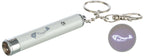 Silberner, zylinderförmiger Schlüsselanhänger mit Knopf und Karabiner, projiziert "Training Toy" mit Fischsymbol.