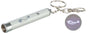 Silberner, zylinderförmiger Schlüsselanhänger mit Knopf und Karabiner, projiziert "Training Toy" mit Fischsymbol.