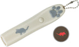 Beigefarbener Laserpointer mit grauem Pfotenabdruck und Maussymbolanhänger, zeigt rotes Maussymbol.