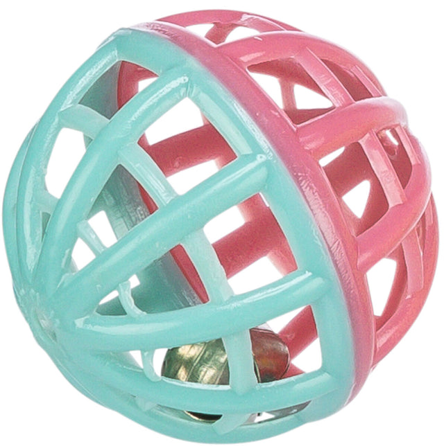 Ein Spielzeugball aus pinkem und blauem Kunststoff mit offenem Gitterdesign und einer Glocke im Innern.