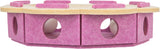 Rundes, pinkes Filzspielzeug mit Löchern und beigem Teppich auf der Oberseite, ideal zum Spielen.
