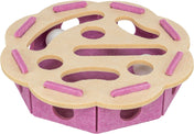 Rundes Spielzeug mit beigen Oberflächen und pinken Kanten, besitzt mehrere kreisförmige Öffnungen.