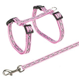 Rosa Hundegeschirr-Set mit schwarzem Verschluss und Leine, verziert mit kleinen weißen Hundemotiven.