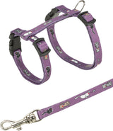 Lila Geschirr mit Katzendruck-Motiv und passender Leine, schwarze Schnallen und silberner Haken.