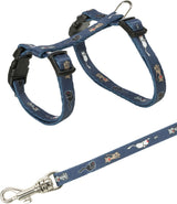 Blaues Geschirr und Leine mit Katzenmotiven, Kunststoffverschlüsse und Metallhaken gut sichtbar.