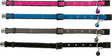 Vier Halsbänder in Pink, Blau, Grau und Schwarz mit Glitzersteinen und Glöckchen, in Reihe angeordnet.