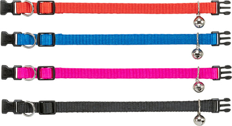 Vier bunte Halsbänder in Rot, Blau, Pink und Schwarz mit kleinen Glocken und schwarzen Schnallen.