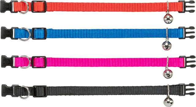 Vier bunte Halsbänder in Rot, Blau, Pink und Schwarz mit kleinen Glocken und schwarzen Schnallen.