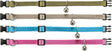 Vier bunte Halsbänder in Grün, Beige, Blau und Pink mit je einer kleinen silbernen Glocke und schwarzen Verschlüssen.