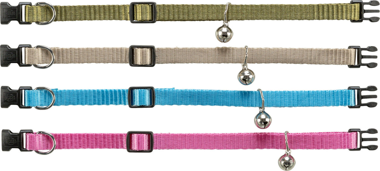 Vier bunte Halsbänder in Grün, Beige, Blau und Pink mit je einer kleinen silbernen Glocke und schwarzen Verschlüssen.