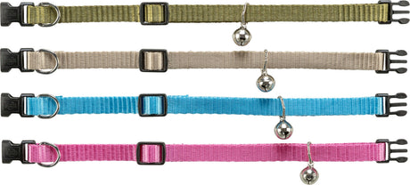 Vier bunte Halsbänder in Grün, Beige, Blau und Pink mit je einer kleinen silbernen Glocke und schwarzen Verschlüssen.