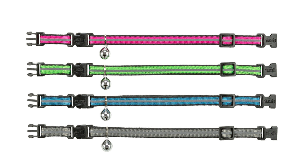 Vier bunte Nylon-Halsbänder mit Sicherheitsverschlüssen und Glöckchen in den Farben Pink, Grün, Blau und Grau.