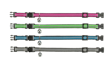 Vier bunte Nylon-Halsbänder mit Sicherheitsverschlüssen und Glöckchen in den Farben Pink, Grün, Blau und Grau.