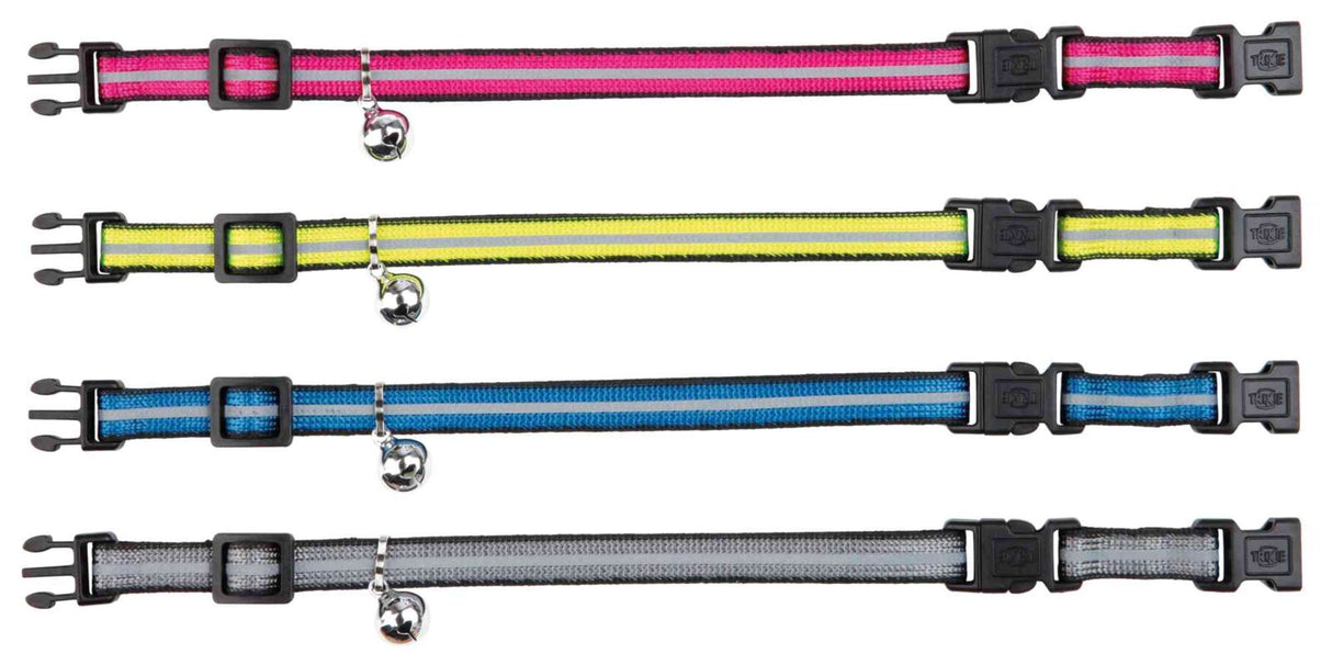 Vier reflektierende Halsbänder in Pink, Gelb, Blau und Grau, jeweils mit einem kleinen silbernen Glöckchen ausgestattet.