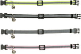 Vier reflektierende Halsbänder in Gelb, Schwarz, Grau und Rosa mit Klickverschluss und Glöckchen.