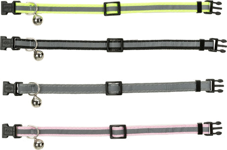 Vier reflektierende Halsbänder in Gelb, Schwarz, Grau und Rosa mit Klickverschluss und Glöckchen.