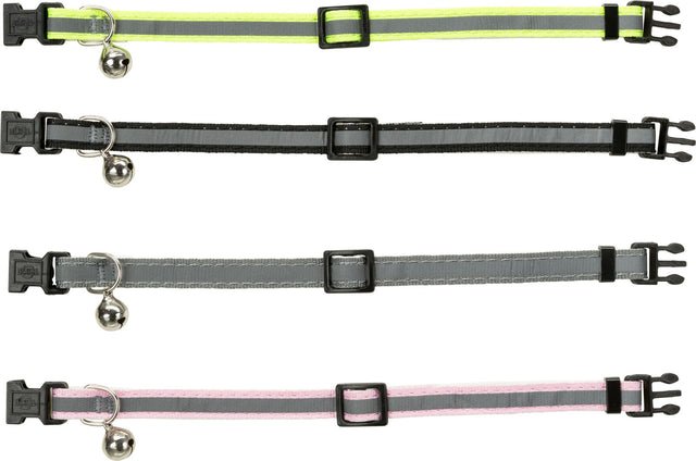 Vier reflektierende Halsbänder in Gelb, Schwarz, Grau und Rosa mit Klickverschluss und Glöckchen.