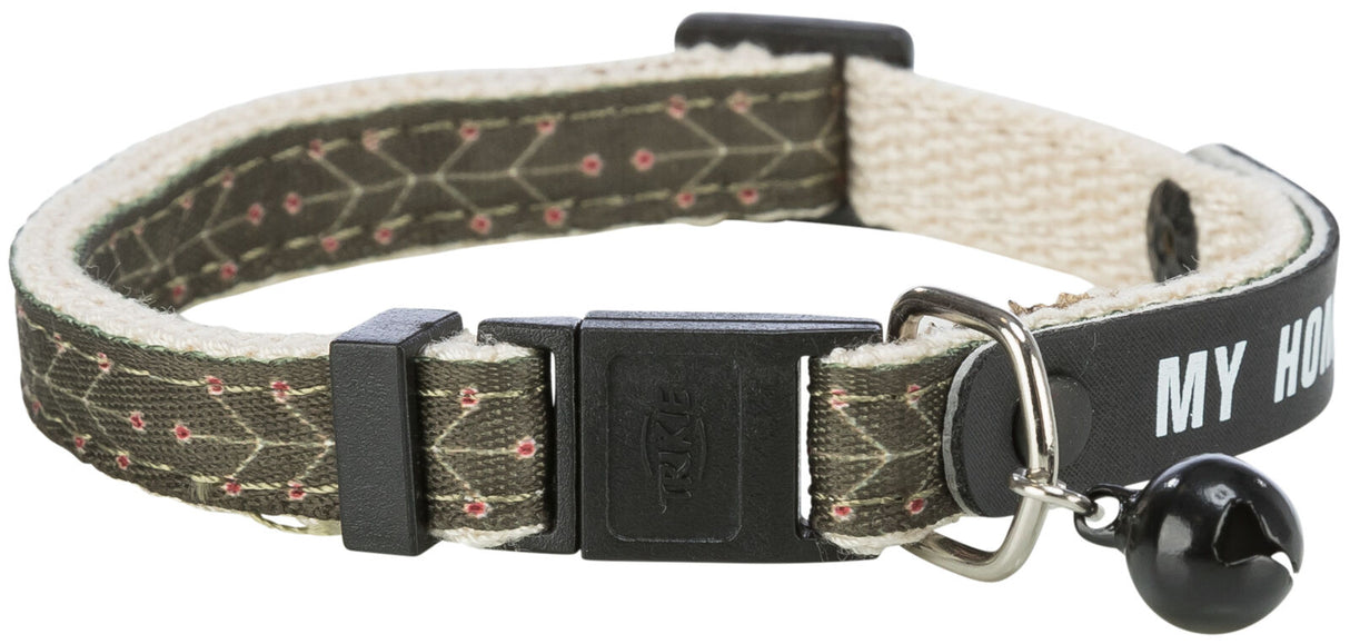 Ein dunkles Stoffhalsband mit Blumenmuster, Schnalle und Glöckchen, Text "MY HOME" sichtbar.