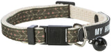 Ein dunkles Stoffhalsband mit Blumenmuster, Schnalle und Glöckchen, Text "MY HOME" sichtbar.