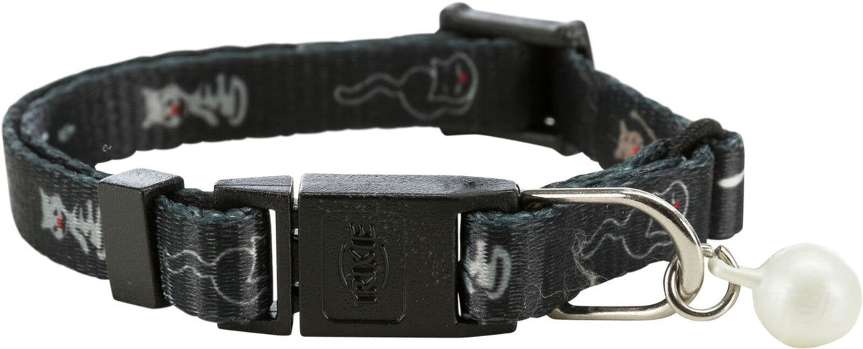 Dunkles Halsband mit Mustern, Klickverschluss und kleiner Glocke, geeignet für Haustiere, Nahaufnahme.