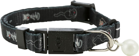 Dunkles Halsband mit Mustern, Klickverschluss und kleiner Glocke, geeignet für Haustiere, Nahaufnahme.