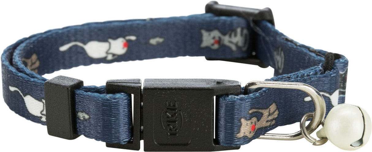 Blaues Halsband mit weißen Katzenmotiven, schwarzem Verschluss und silberner Glocke an einem Ring befestigt.
