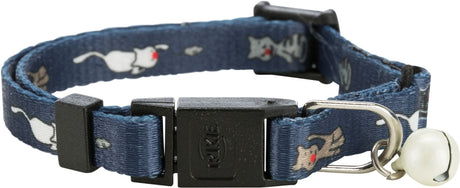 Blaues Halsband mit weißen Katzenmotiven, schwarzem Verschluss und silberner Glocke an einem Ring befestigt.