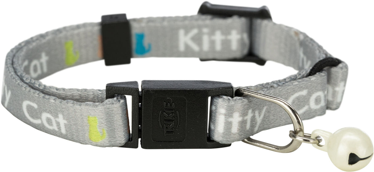 Graues Katzenhalsband mit Schnalle und kleiner Glocke, wiederholt mit der Aufschrift "Kitty Cat" bedruckt.