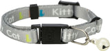 Graues Katzenhalsband mit Schnalle und kleiner Glocke, wiederholt mit der Aufschrift "Kitty Cat" bedruckt.