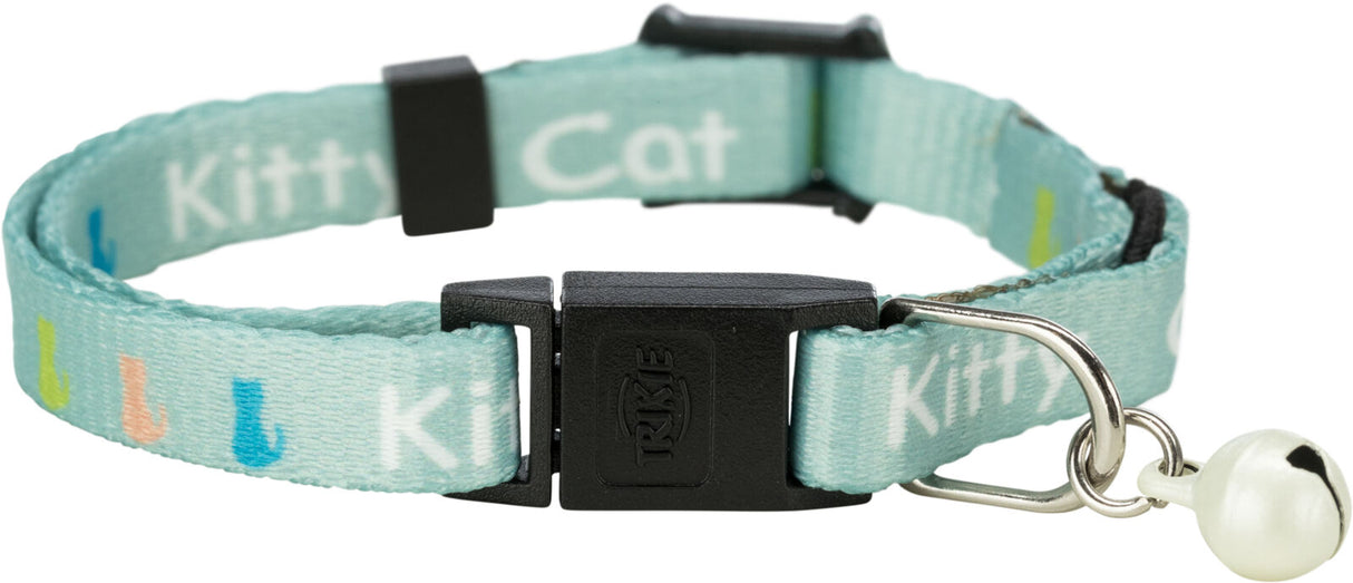Ein hellblauer Katzenhalsband mit einem schwarzen Verschluss, bunten Silhouetten und einem kleinen Glöckchen.