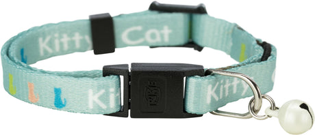 Ein hellblauer Katzenhalsband mit einem schwarzen Verschluss, bunten Silhouetten und einem kleinen Glöckchen.