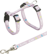 Lila Katzen-Geschirr mit der Aufschrift "Kitty Cat" und farbigen Symbolen, verstellbare Gurte, schwarze Verschlüsse, Leine mit Haken.