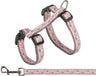 Rosa Hundegeschirr mit schwarzen Schnallen und grauen Kanten, dekoriert mit Katzenmustern, inklusive silbernem Karabinerhaken.
