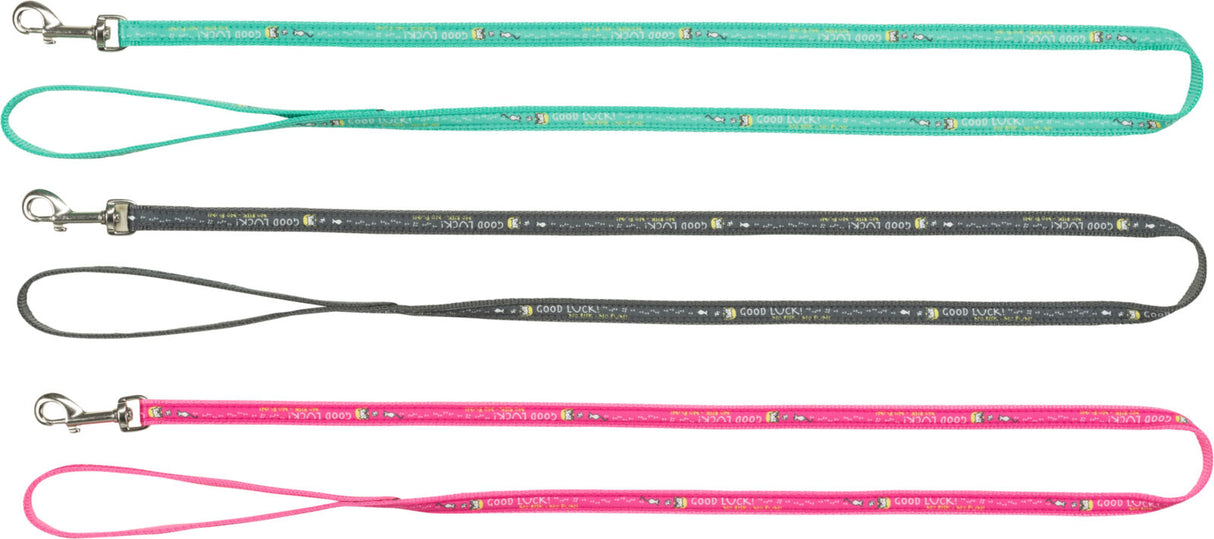 Drei unterschiedlich farbige Leinen mit Karabinerhaken, Aufschrift "GOOD LUCK" in Türkis, Grau und Pink.