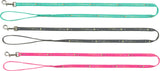 Drei unterschiedlich farbige Leinen mit Karabinerhaken, Aufschrift "GOOD LUCK" in Türkis, Grau und Pink.